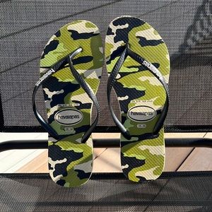 Camo Havaianas flip flops